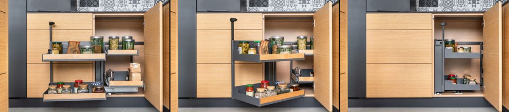 Meuble de cuisine avec étagères coulissantes ouvertes.
