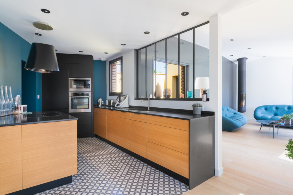 Cuisine moderne bois et noir ouverte sur salon lumineux