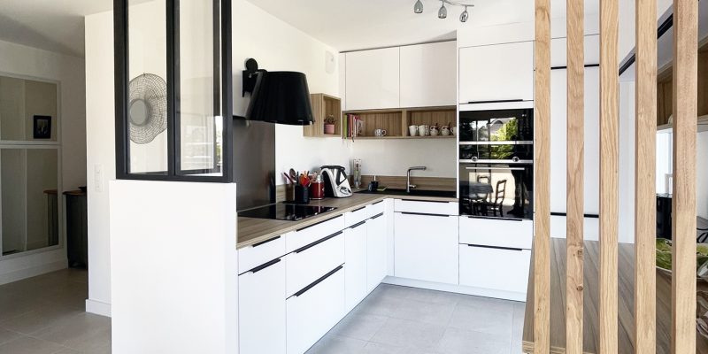 Cuisine moderne blanche avec verrière et bois clair