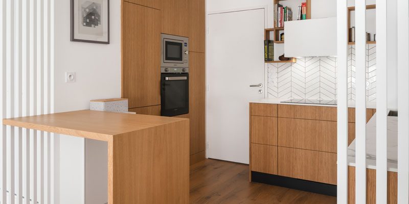 Cuisine moderne en bois et blanc lumineux