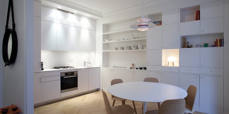 Cuisine Pyram moderne blanche avec table ronde en bois